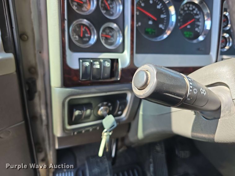 image for item DT6840 2012 Kenworth W900 semi truck