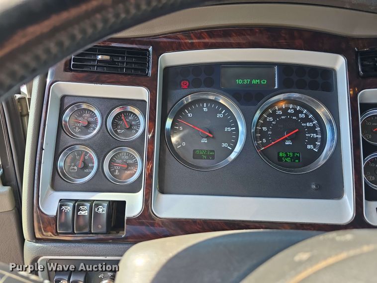 image for item DT6840 2012 Kenworth W900 semi truck