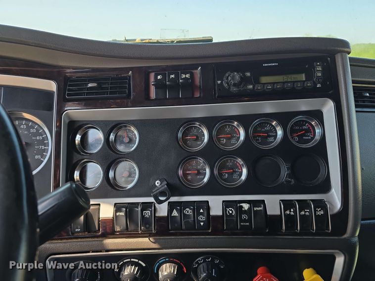 image for item DT6840 2012 Kenworth W900 semi truck