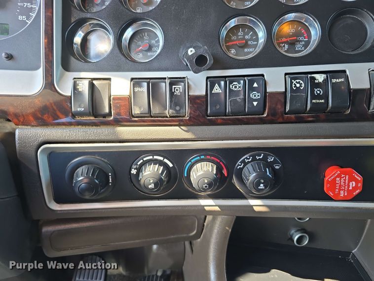 image for item DT6840 2012 Kenworth W900 semi truck