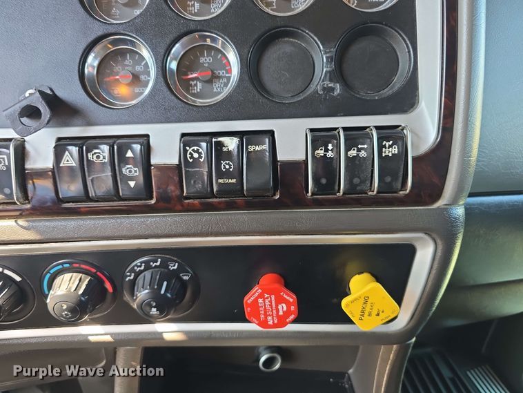 image for item DT6840 2012 Kenworth W900 semi truck