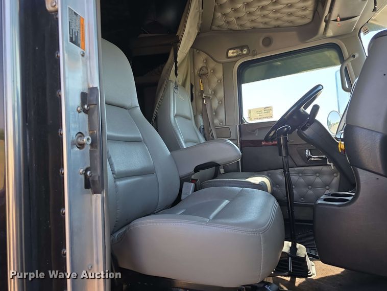 image for item DT6840 2012 Kenworth W900 semi truck