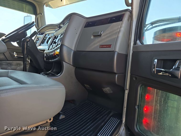 image for item DT6840 2012 Kenworth W900 semi truck