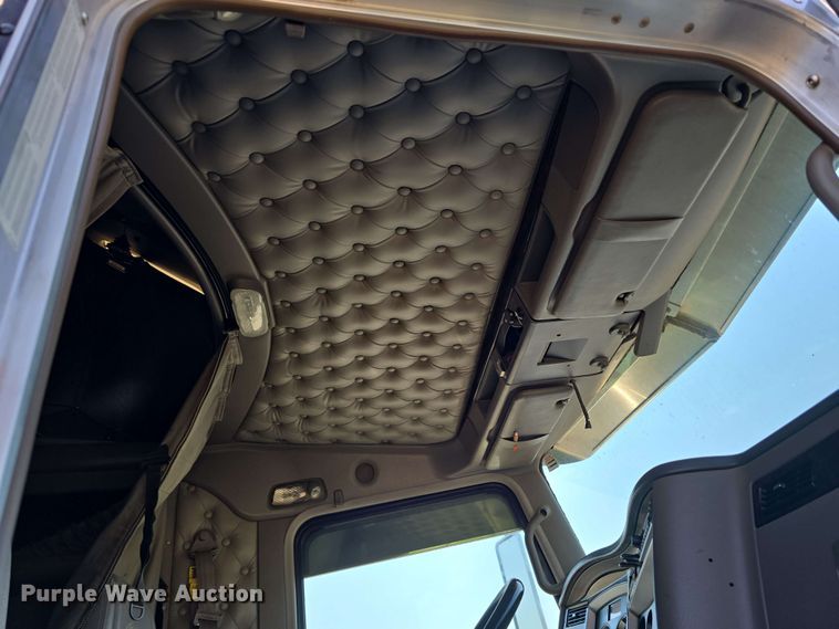 image for item DT6840 2012 Kenworth W900 semi truck