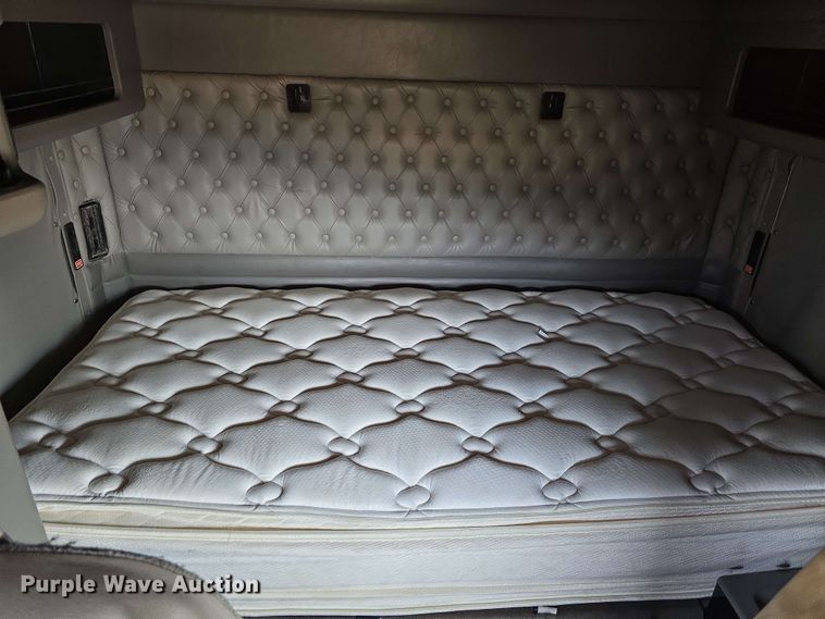 image for item DT6840 2012 Kenworth W900 semi truck