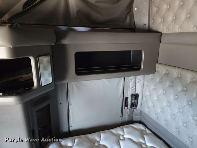 image for item DT6840 2012 Kenworth W900 semi truck