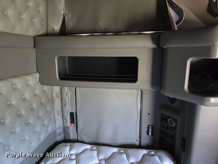 image for item DT6840 2012 Kenworth W900 semi truck