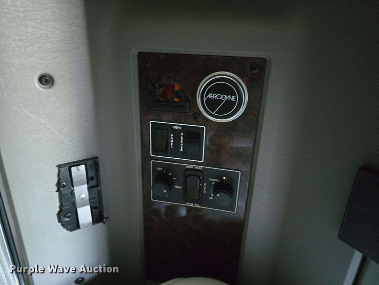 image for item DT6840 2012 Kenworth W900 semi truck