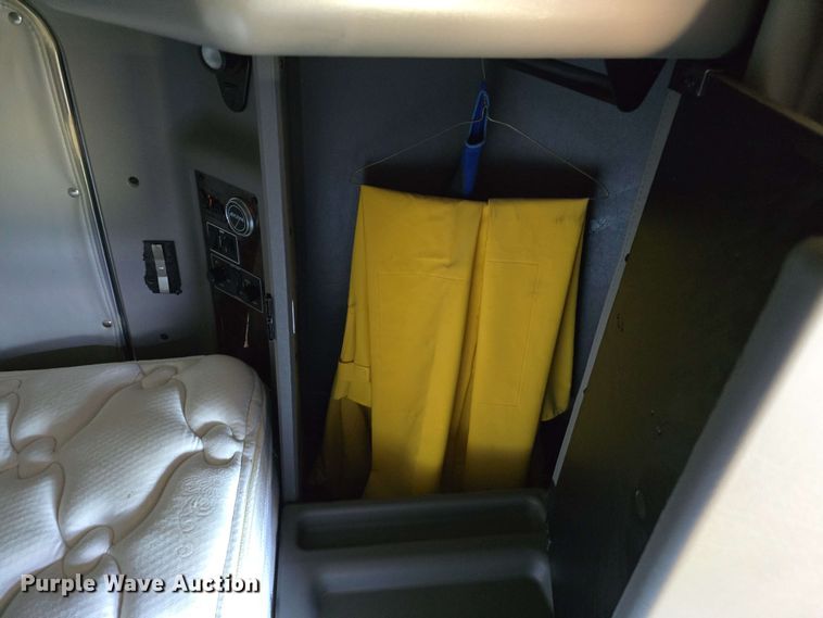 image for item DT6840 2012 Kenworth W900 semi truck