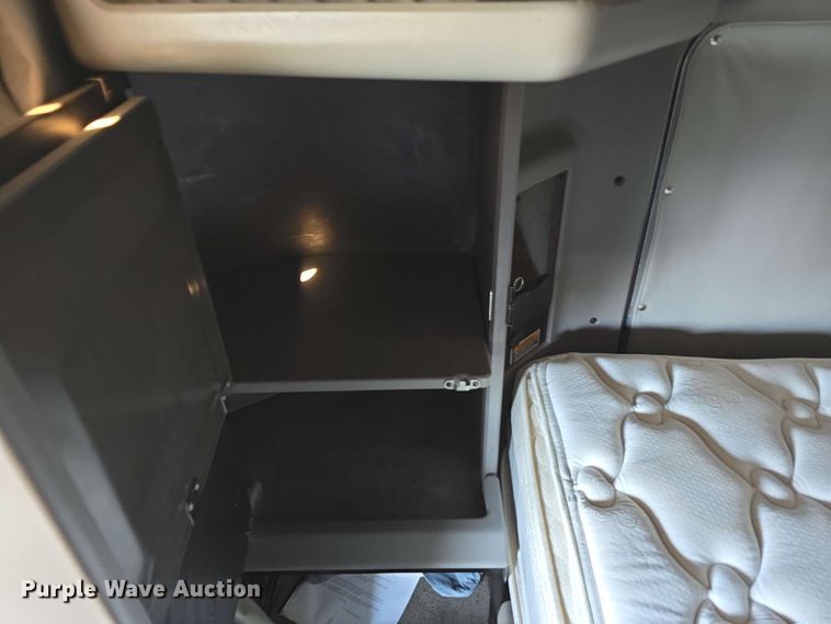 image for item DT6840 2012 Kenworth W900 semi truck