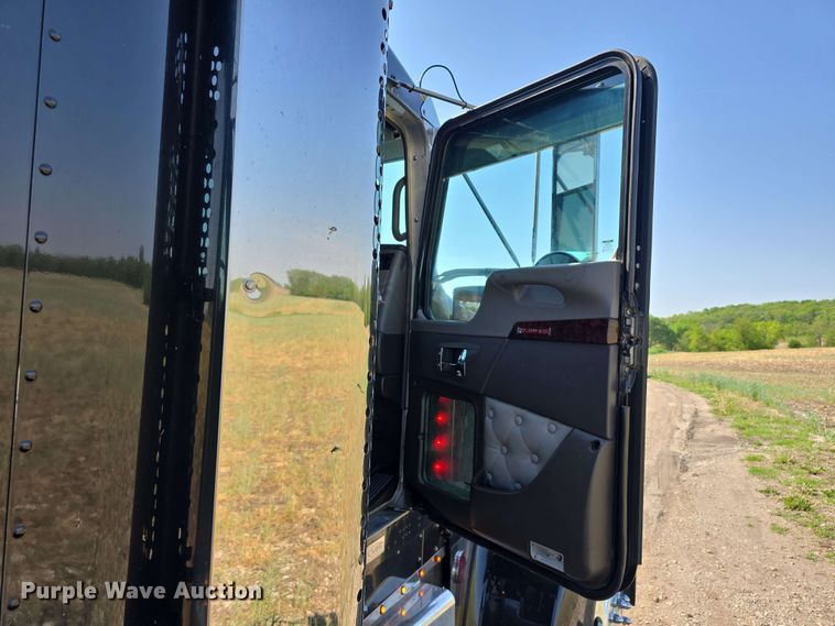 image for item DT6840 2012 Kenworth W900 semi truck