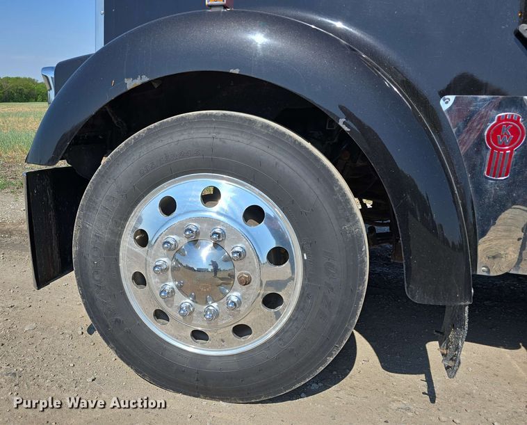 image for item DT6840 2012 Kenworth W900 semi truck