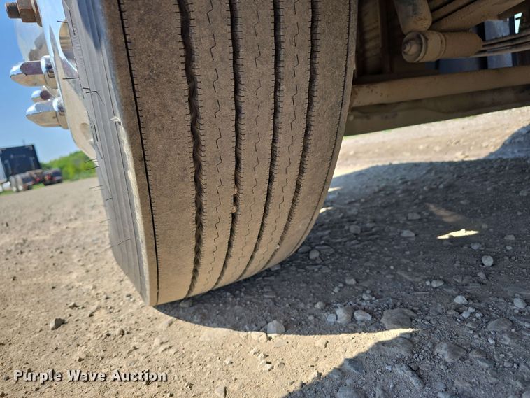 image for item DT6840 2012 Kenworth W900 semi truck