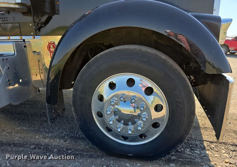 image for item DT6840 2012 Kenworth W900 semi truck