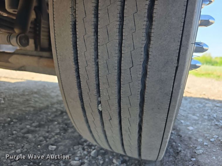 image for item DT6840 2012 Kenworth W900 semi truck