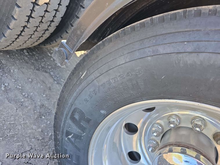 image for item DT6840 2012 Kenworth W900 semi truck