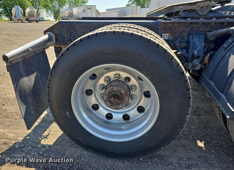 image for item DT6840 2012 Kenworth W900 semi truck