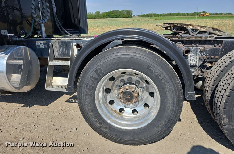 image for item DT6840 2012 Kenworth W900 semi truck