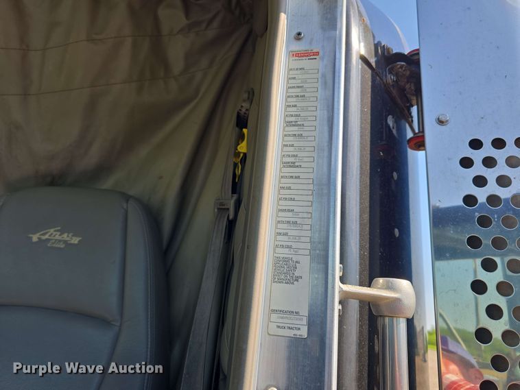 image for item DT6840 2012 Kenworth W900 semi truck