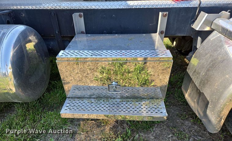 image for item DT6841 1985 Peterbilt 359 semi truck