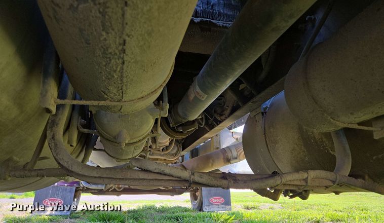 image for item DT6841 1985 Peterbilt 359 semi truck