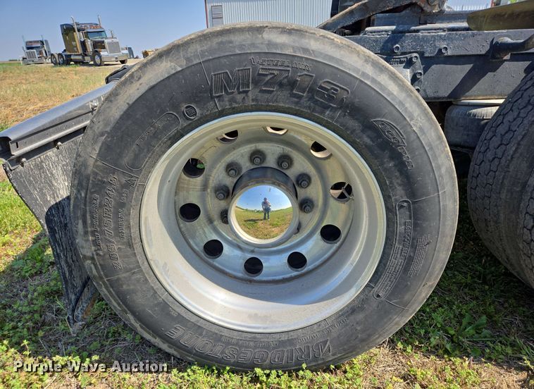 image for item DT6841 1985 Peterbilt 359 semi truck