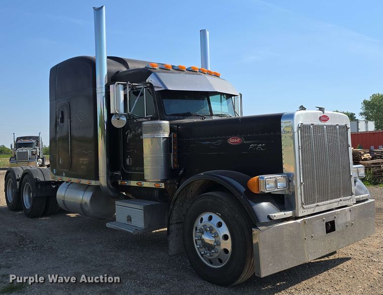 image for item DT6842 2001 Peterbilt 379 semi truck