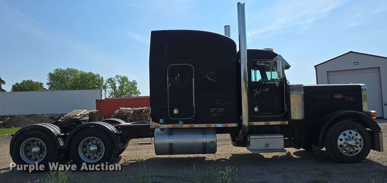 image for item DT6842 2001 Peterbilt 379 semi truck