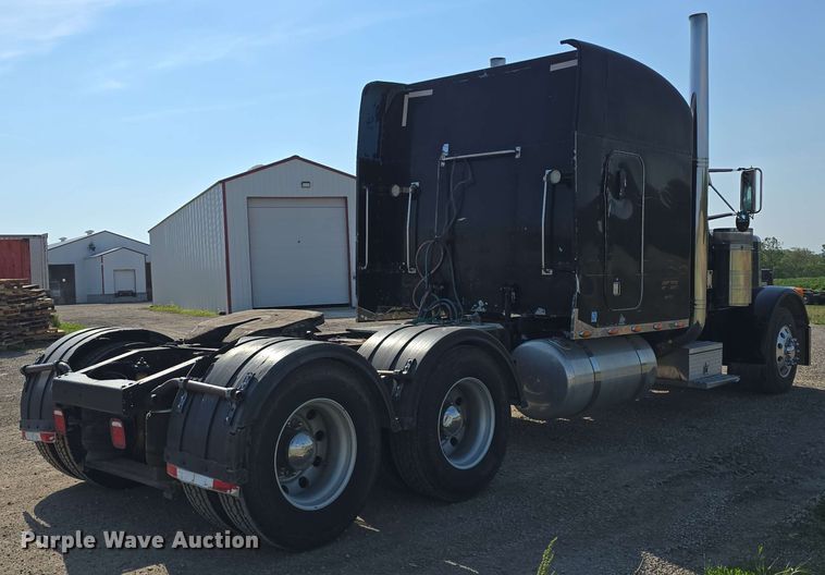 image for item DT6842 2001 Peterbilt 379 semi truck