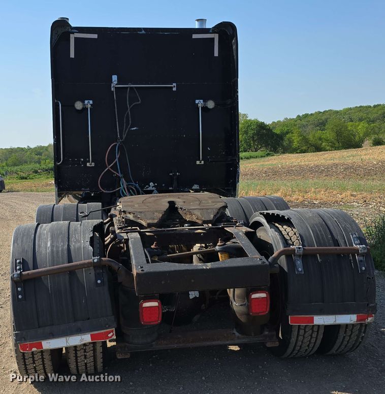 image for item DT6842 2001 Peterbilt 379 semi truck
