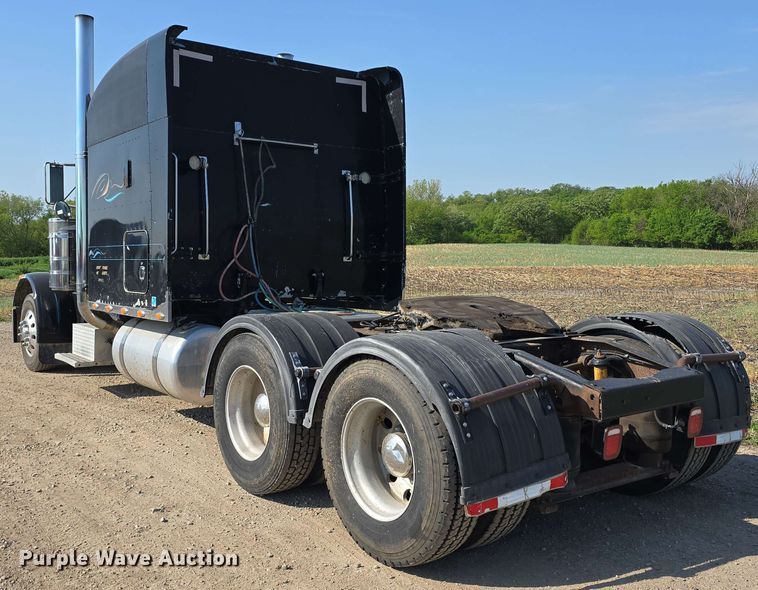 image for item DT6842 2001 Peterbilt 379 semi truck