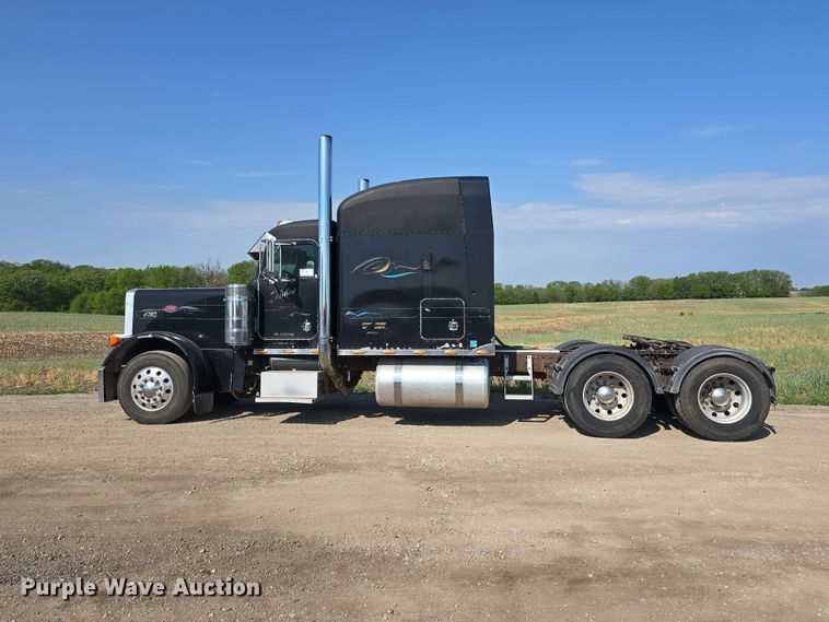 image for item DT6842 2001 Peterbilt 379 semi truck