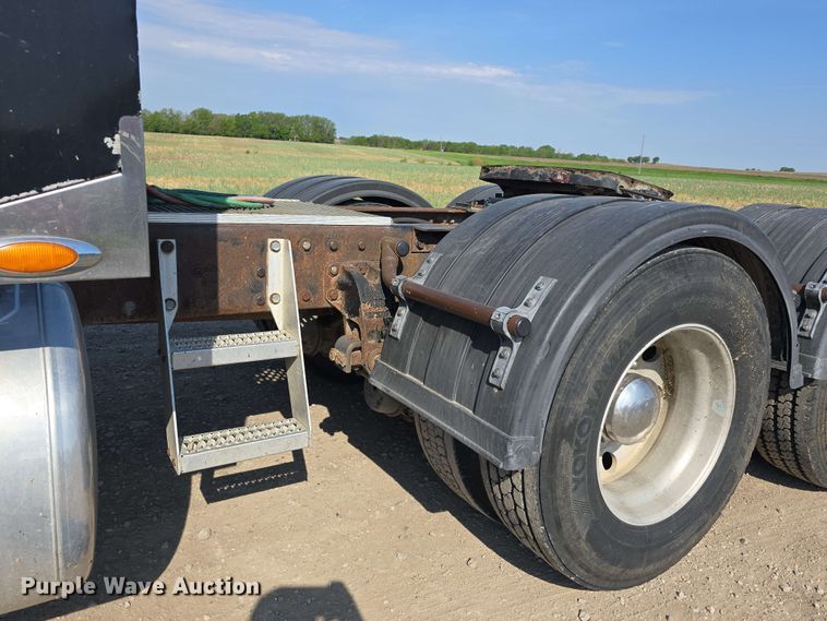 image for item DT6842 2001 Peterbilt 379 semi truck