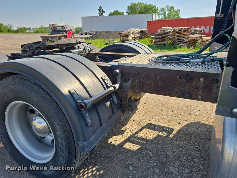 image for item DT6842 2001 Peterbilt 379 semi truck