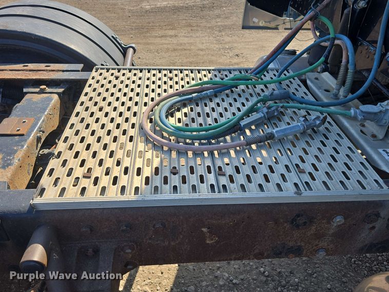 image for item DT6842 2001 Peterbilt 379 semi truck