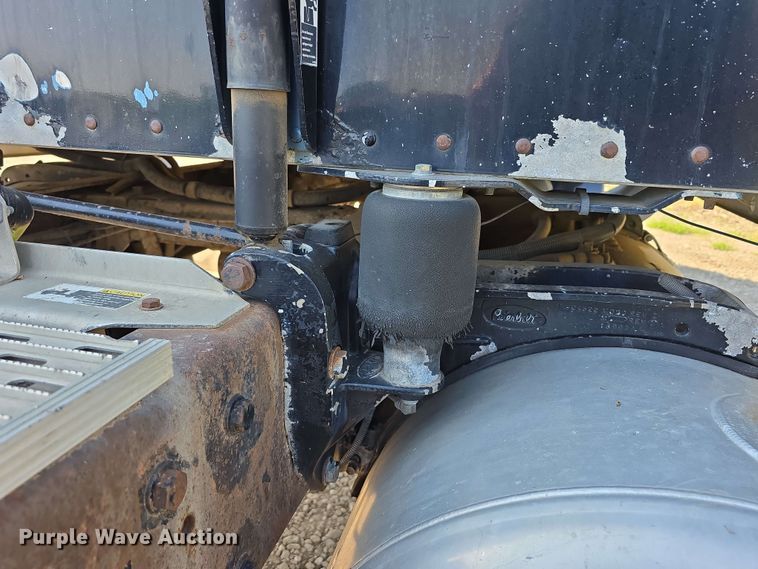 image for item DT6842 2001 Peterbilt 379 semi truck