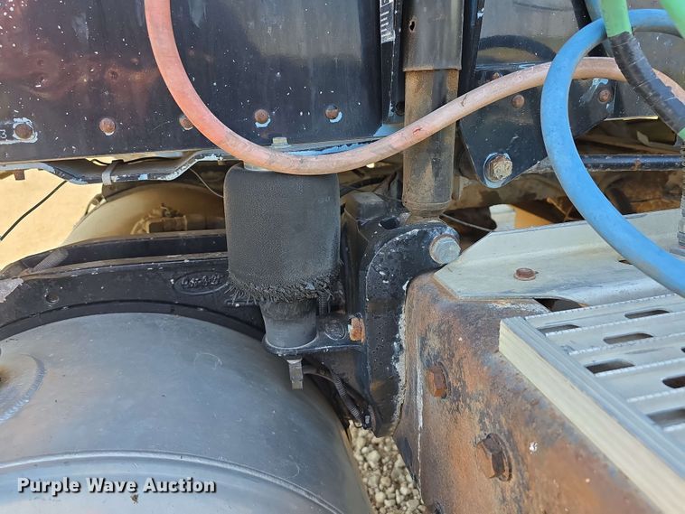 image for item DT6842 2001 Peterbilt 379 semi truck