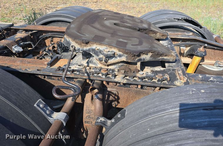 image for item DT6842 2001 Peterbilt 379 semi truck