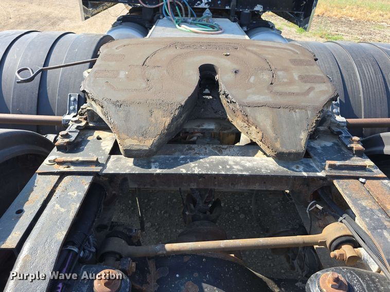 image for item DT6842 2001 Peterbilt 379 semi truck