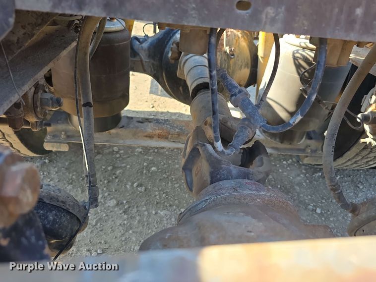 image for item DT6842 2001 Peterbilt 379 semi truck