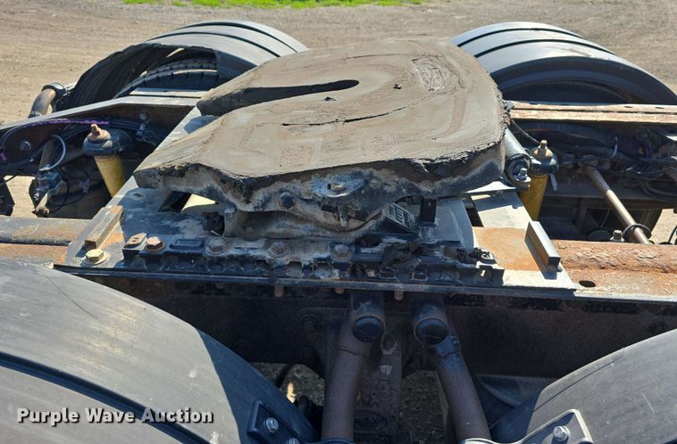 image for item DT6842 2001 Peterbilt 379 semi truck