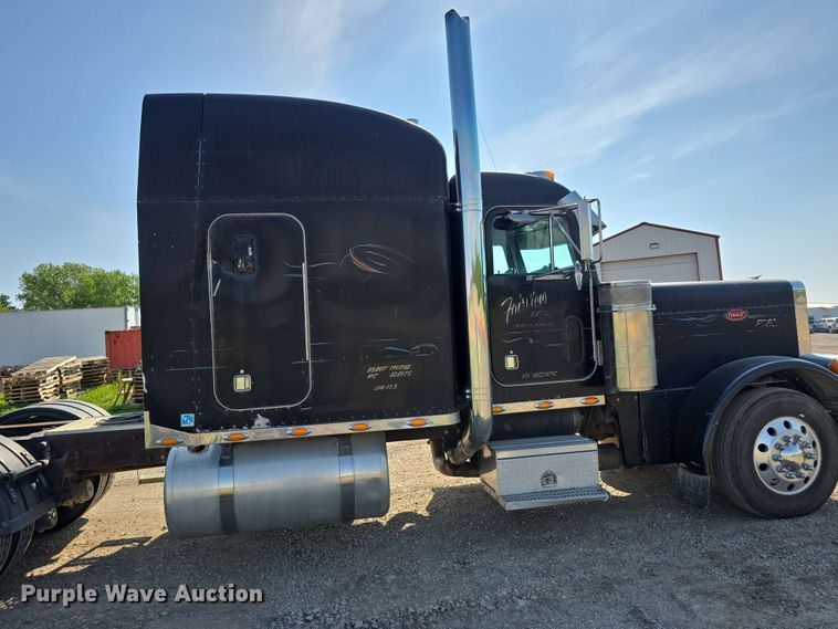 image for item DT6842 2001 Peterbilt 379 semi truck