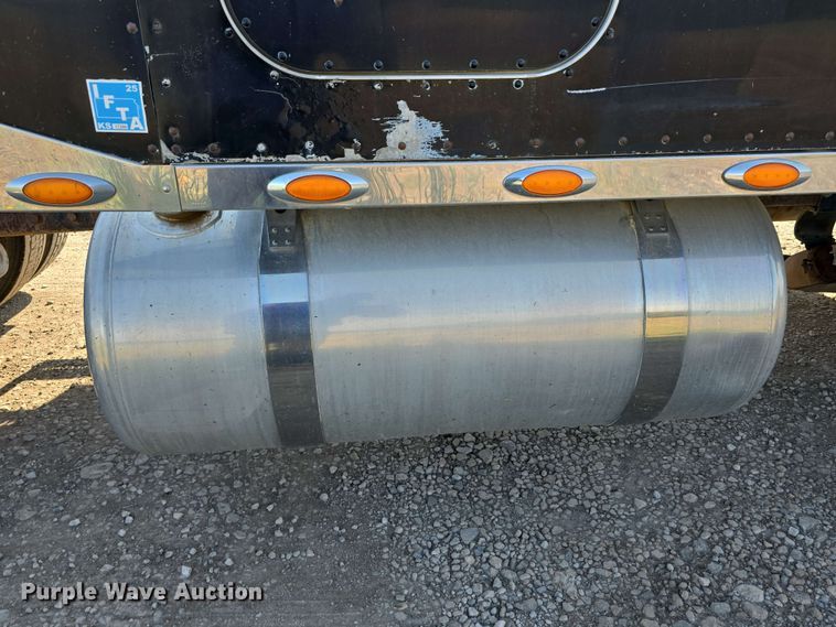 image for item DT6842 2001 Peterbilt 379 semi truck