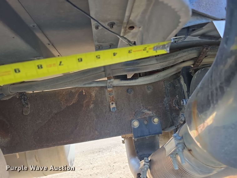 image for item DT6842 2001 Peterbilt 379 semi truck