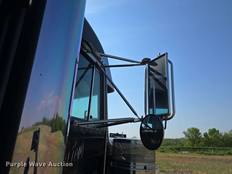 image for item DT6842 2001 Peterbilt 379 semi truck