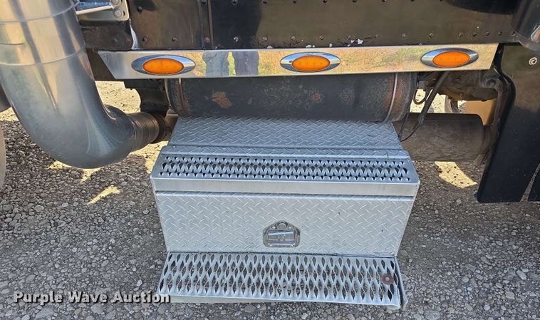 image for item DT6842 2001 Peterbilt 379 semi truck