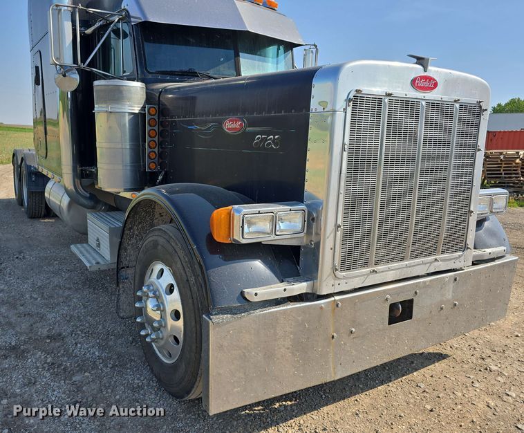 image for item DT6842 2001 Peterbilt 379 semi truck