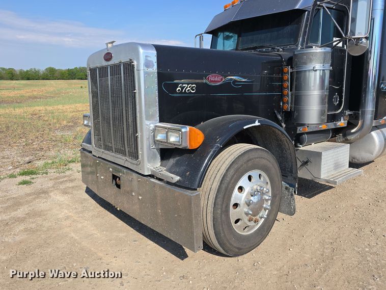image for item DT6842 2001 Peterbilt 379 semi truck