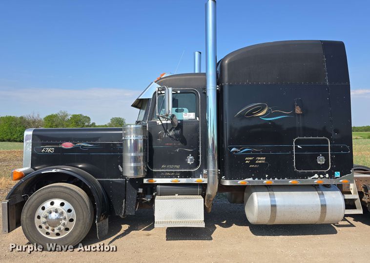 image for item DT6842 2001 Peterbilt 379 semi truck