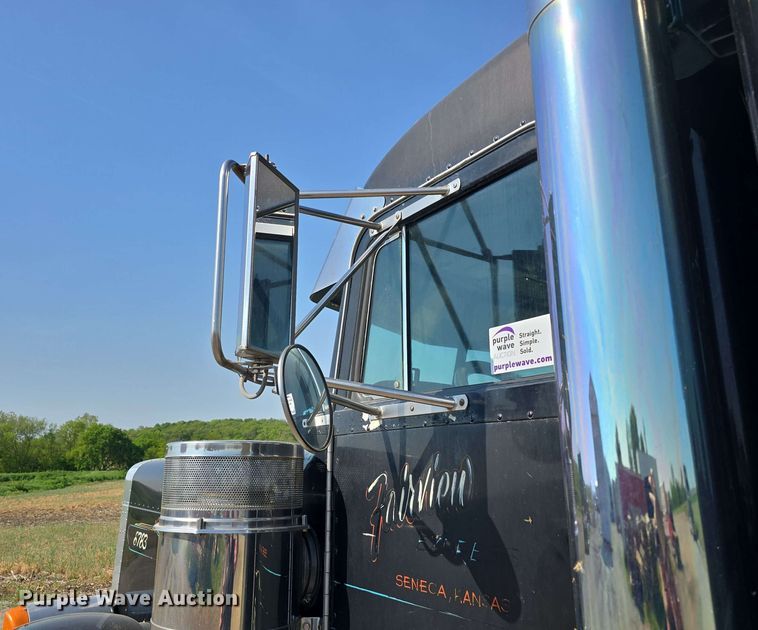 image for item DT6842 2001 Peterbilt 379 semi truck